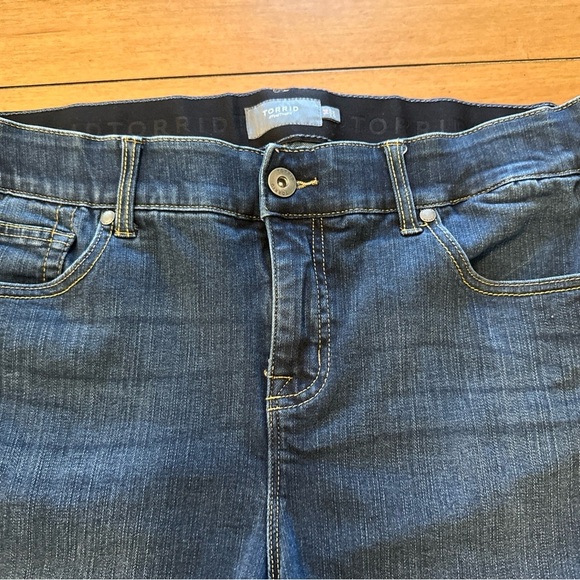 Torrid Bombshell Premium Stretch High-Rise Short Women’s Size 14 Slim Fit Dark - Picture 4 of 12